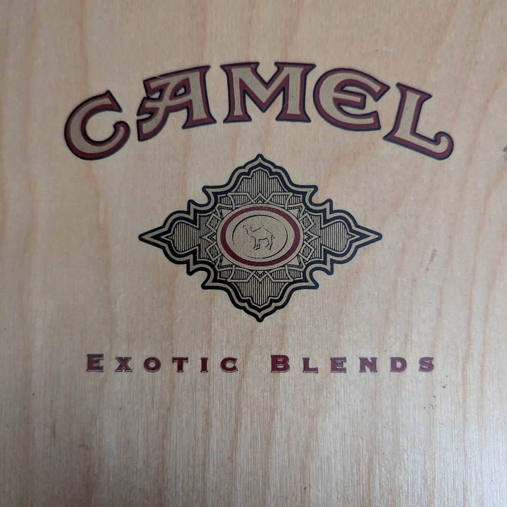 Camel Exotic Blends Wooden Box with what's on the 4rth picture - not usable
